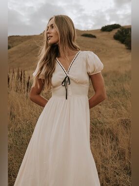 NWT The Elegant MIDI by Blu Pepper Cream Lace Accent MIDI  Dress, Size S
